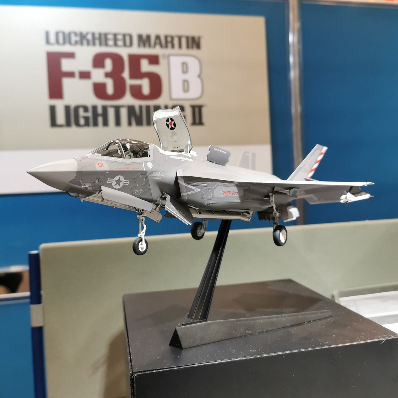 61125 - Locked Martin F-35B lightning II – 1:48