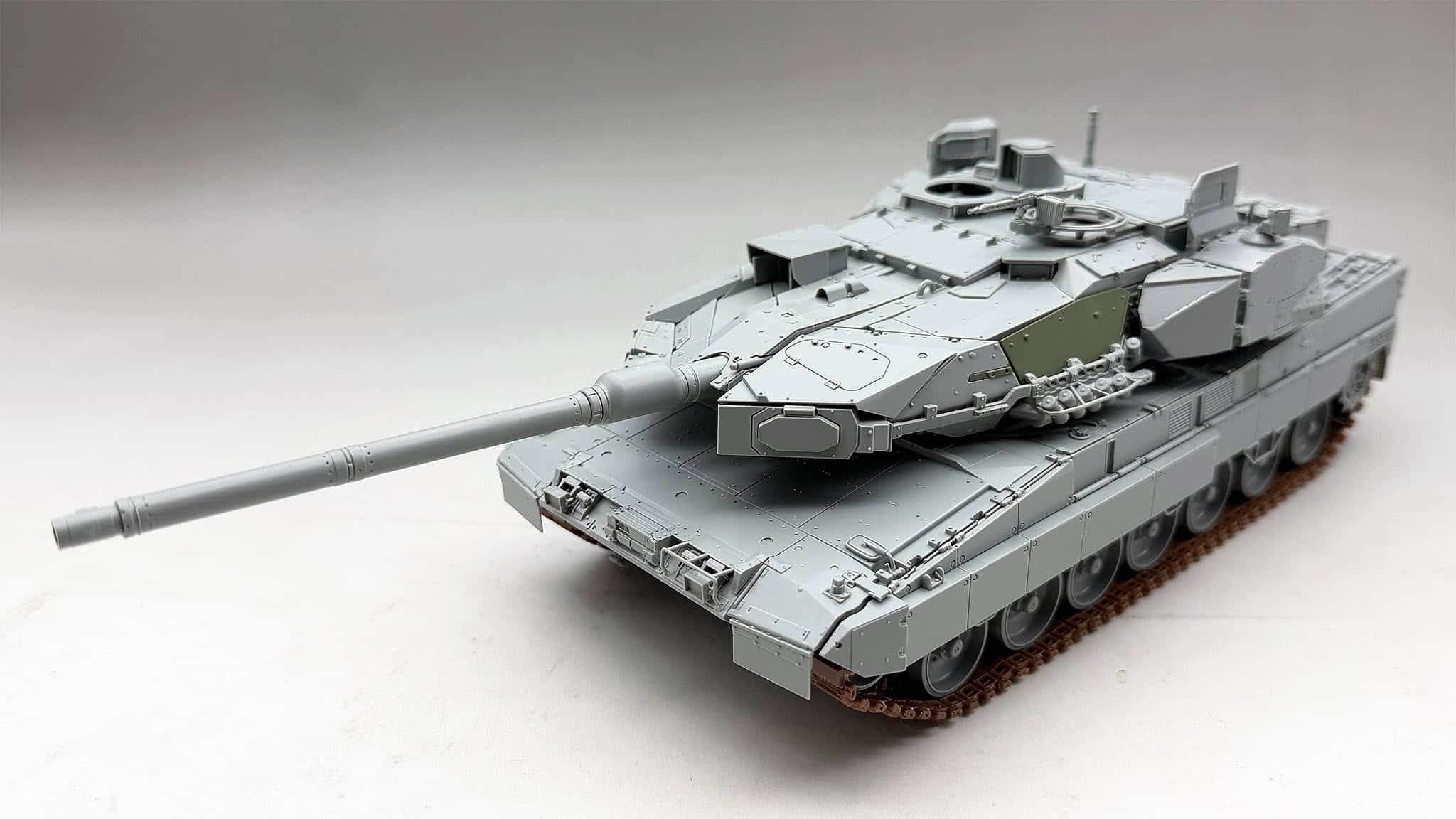 Amusing Hobby Reveals 135 Leopard 2A8 DEU-4
